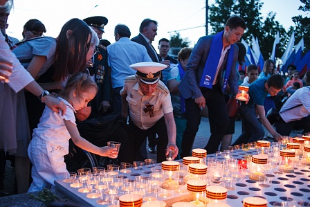 Оренбуржцы зажгли свечи в память о погибших воинах